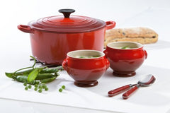 Le Creuset Enameled Cast-Iron 4-1/2-Quart Round French Oven, Red